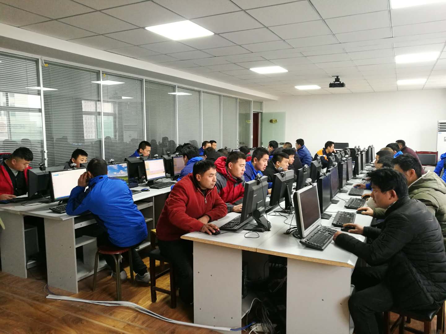学员在上机练习.jpg